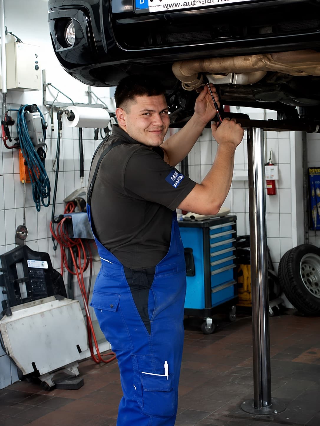 Mechaniker bei Auto Wein in der Werkstatt